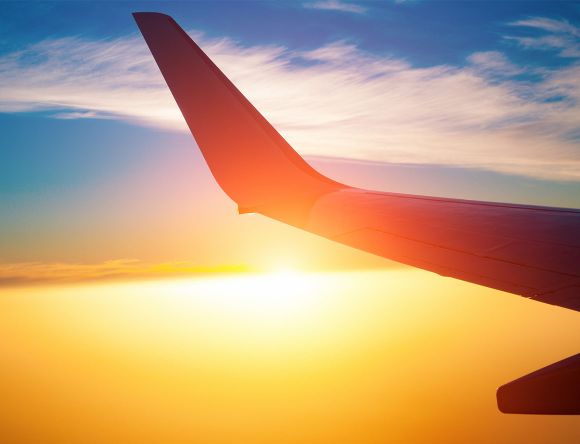 Foto: Flugzeug bei Abenddämmerung